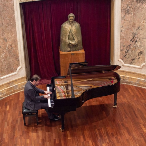 Imagini de la recitalul de pian susținut de SILVAN NEGRUȚIU în data de 14 iunie 2019
